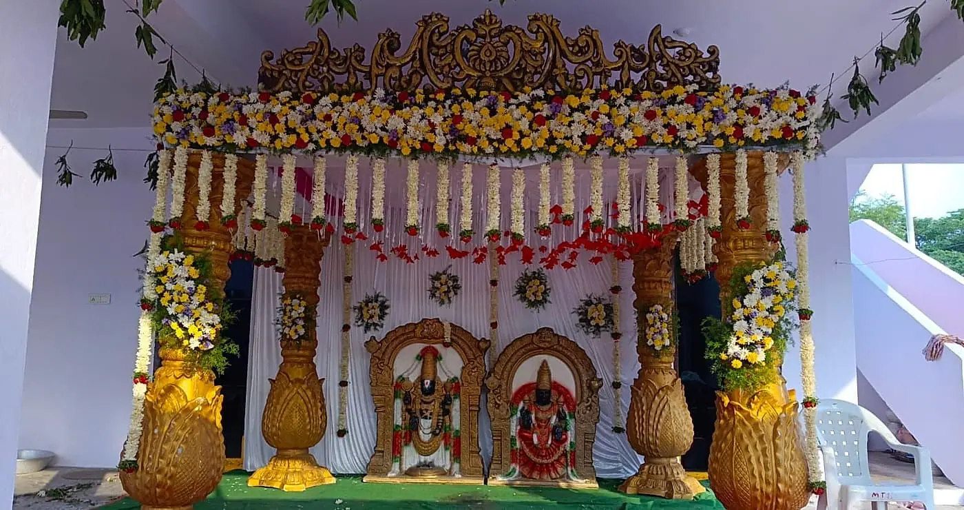 Grand Telugu pelli mandapam with gold pillars and flower garlands