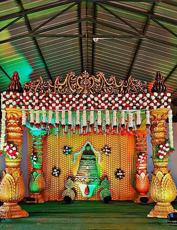 Tall gold pelli mandapam with jasmine strands