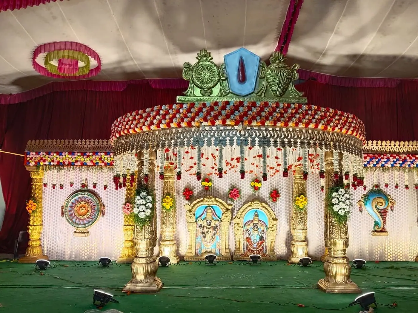 Royal pelli mandapam with red and gold décor
