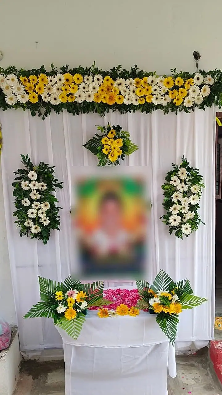 Floral vardhanti photo-frame décor